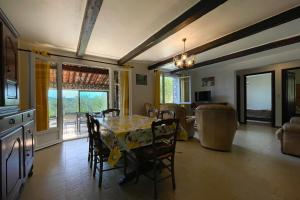 kuchnia i jadalnia ze stołem i krzesłami w obiekcie Farmhouse 6 pers in Peymeinade - 20 min from Cannes w mieście Peymeinade +25 zdjęć