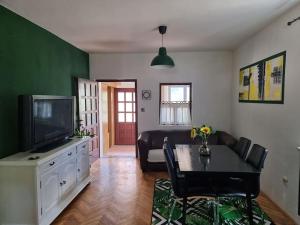 TV a/nebo společenská místnost v ubytování Holiday house few minutes from center of Sinj