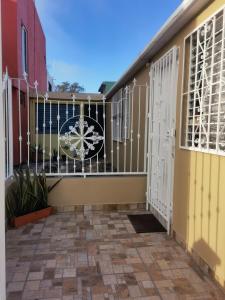 - Balcón con valla y puerta en Casa Delfín, en Mazatlán