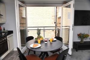 una sala da pranzo con tavolo e cibo di Harrogate Self Catering - Regent's Court Azure Suite a Harrogate