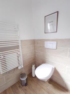 ein Bad mit einem weißen WC und einem Fenster in der Unterkunft Les Nuits Bonneuilloises Le Percheron in Breteuil
