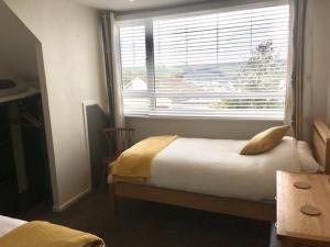 Postel nebo postele na pokoji v ubytování Seymour Apartment - Looe