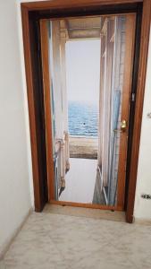 une porte ouverte avec vue sur l'océan dans l'établissement le note di Napoli, à Naples