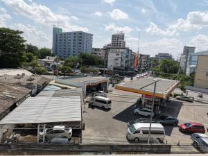 Hive في Bang Kapi: محطة وقود فيها سيارات تقف في موقف للسيارات
