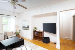 sala de estar con TV de pantalla plana en la pared en Flexhome Economy 1BR Apartment B4 - READ INFO en Milwaukee