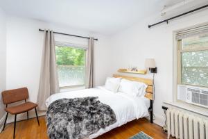 Habitación blanca con cama y ventana en Flexhome Economy 1BR Apartment B4 - READ INFO en Milwaukee