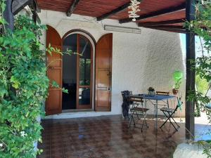 un patio extérieur avec une table et des chaises dans un bâtiment dans l'établissement Villa Nenè - villa privata in riva al mare, à Cozze