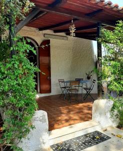 une terrasse avec une table et des chaises. dans l'établissement Villa Nenè - villa privata in riva al mare, à Cozze