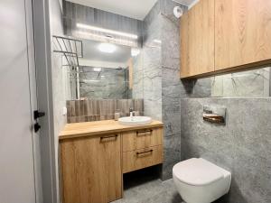 Koupelna v ubytování Apartamenty Angielska Grobla Q4Apartments + 37 fotografií