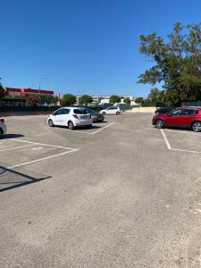 um parque de estacionamento com vários carros estacionados nele em KT-0094 Magnífica Tienda Tipi - Camping Miramar Playa em Torredembarra