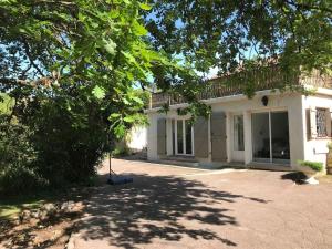 Biały dom z balkonem w obiekcie Très grande Villa pour 1 famille ou plusieurs... w mieście Valbonne