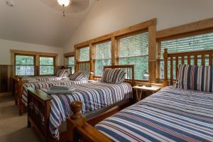 Un ou plusieurs lits dans un hébergement de l'établissement Bearwallow Retreat