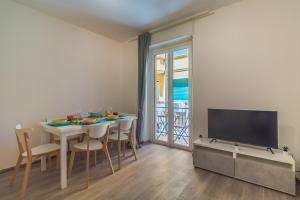 A television and/or entertainment centre at CASA VERA Tra storia, mare e comodità