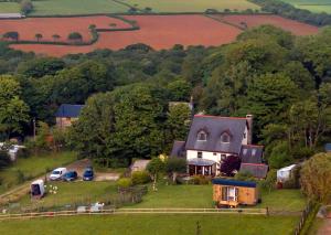 una vista aerea di una casa su una collina di Shepherds hut with hot tub a Bodmin