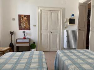 a bedroom with a bed and a door with a tv at CasaLinda in Soleto