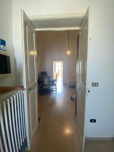 un corridoio con porta aperta per il soggiorno di CasaLinda a Soleto