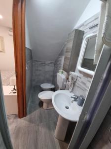 a bathroom with a sink and a toilet and a tub at B&B lapigna in Caltagirone