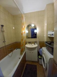 a bathroom with a tub and a sink and a toilet at zwykłe mieszkanie dla zwykłych ludzi in Wałbrzych