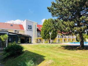 Bazén v ubytování Hét Vezér Apartmanhotel nebo v jeho okolí