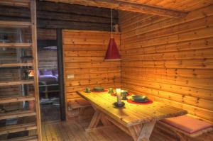 um quarto de madeira com uma mesa de madeira num camarote em Cottage On Wild River In Lapland/Sweden em Karlsten