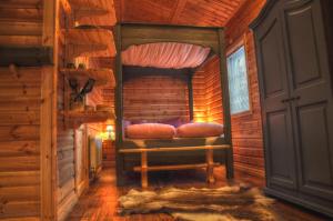 um quarto com um beliche num chalé de madeira em Cottage On Wild River In Lapland/Sweden em Karlsten