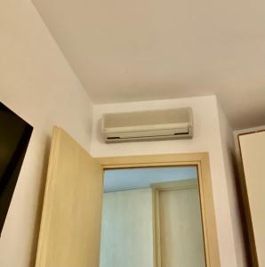 ein Bad mit einer Decke mit Klimaanlage in der Unterkunft Appartamento 4/5 persone. in Roseto degli Abruzzi