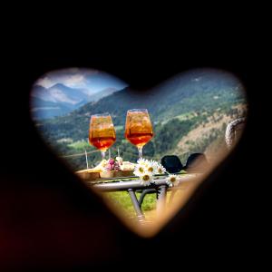 vistas a una mesa con tres copas de vino en Hostellerie Le Lievre Amoureux, en Valpelline