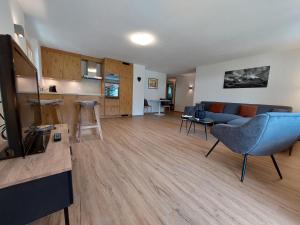 - un salon avec un canapé et une télévision dans l'établissement Apartment Samira, à Zermatt