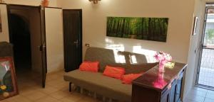 マルティナ・フランカにあるLe Lamie di Comasia 3のリビングルーム(赤い枕のソファ付)