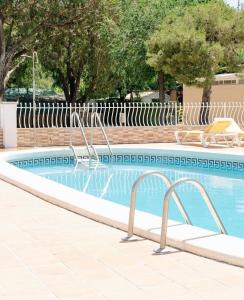 Bazén v ubytování Camping Miramar Playa - camas individuales nebo v jeho okolí