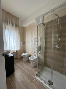 een badkamer met een toilet en een glazen douche bij Sport Hotel & Residence Il Bivacco del Parco in Cutura