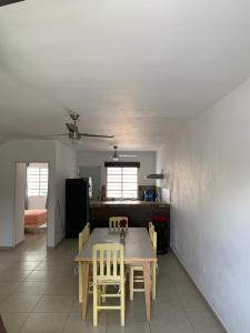 eine Küche mit Tisch und Stühlen in einem Zimmer in der Unterkunft Casa Coral 4 habitaciones in Puerto Morelos