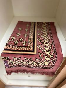 una alfombra roja sentada en la parte superior de un estante en 9293 Asia, en Ayer Itam