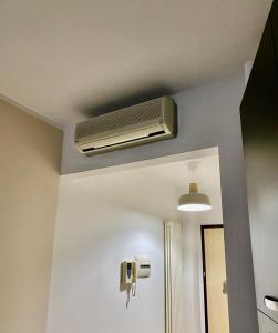 La salle de bains est pourvue de la climatisation au plafond. dans l'établissement Appartamento 4/5 persone., à Roseto degli Abruzzi