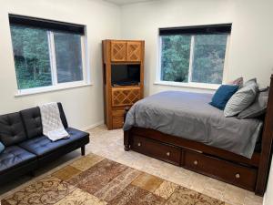 Postelja oz. postelje v sobi nastanitve Newly Remodeled spacious units, minutes from mountains, inlet, downtown and airport