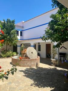 une maison avec un jardin et une statue en face de celle-ci dans l'établissement El Molino de La Quinta, à Constantina