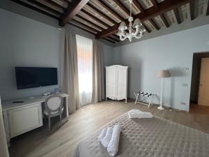 A television and/or entertainment centre at La Perla del Borgo B&B