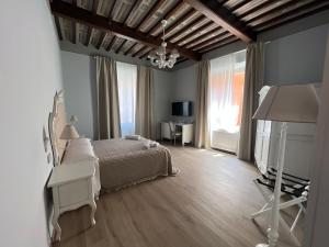 A bed or beds in a room at La Perla del Borgo B&B
