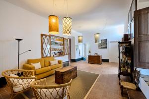 科馬魯加的住宿－Villa Masía Blanca，客厅配有黄色的沙发和椅子