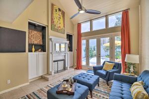 ein Wohnzimmer mit blauen Möbeln und einem Kamin in der Unterkunft Charming Montrose Townhome with Private Pool! in Houston