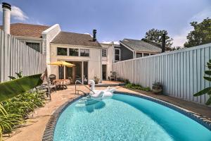 ein Swimmingpool vor einem Haus in der Unterkunft Charming Montrose Townhome with Private Pool! in Houston