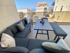 Balkoni atau teres di Marina Bay - Exclusive Apartment with Private Pool and Adriatic Sea View