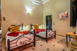 Łóżko lub łóżka w pokoju w obiekcie Riad Haj Thami