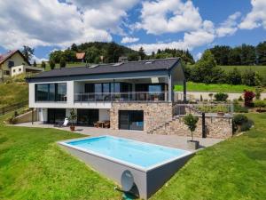 a house with a swimming pool in the yard at Greim15 --- Apartment mit Fernsicht und Pool 50m2 