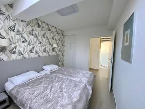 ein Schlafzimmer mit einem Bett und einer Wand in der Unterkunft Apartament Czarna Góra Livigno in Heudorf