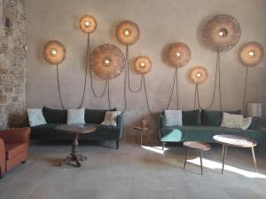 een woonkamer met banken, tafels en lampen bij Casette Marianeddi -Agriturismo Marianeddi in Noto