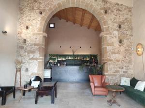a lobby with a bar in a stone wall at Casette Marianeddi -Agriturismo Marianeddi in Noto