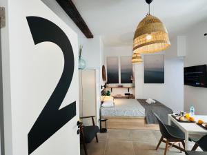 COOL LOFTS ALAMEDA VALENCIA في فالنسيا: غرفة مع سرير وطاولة مع غرفة طعام