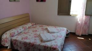 ein Schlafzimmer mit einem Bett mit zwei Handtüchern darauf in der Unterkunft Casa Vacanza Za' Giuvannina in Sciacca