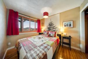 una camera con letto e finestra di Winter Park Meadows Lodge a Fraser